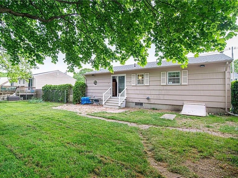 130 Kerri Lyn Road Warwick, RI 02889 - Photo 3 of 18