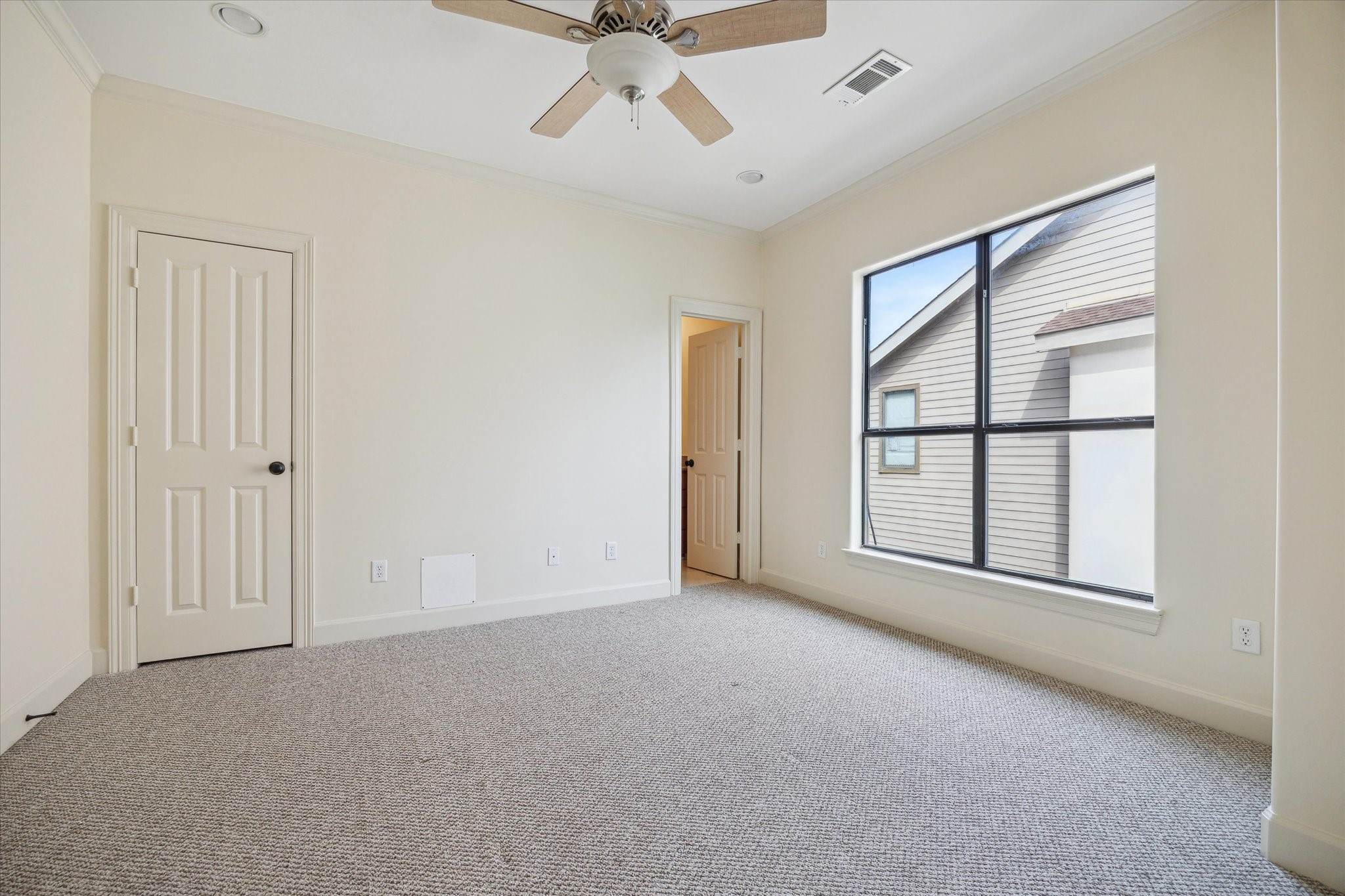 415 Tuam Street Houston, TX 77006 - Photo 17 of 21 an empty room with windows and fan