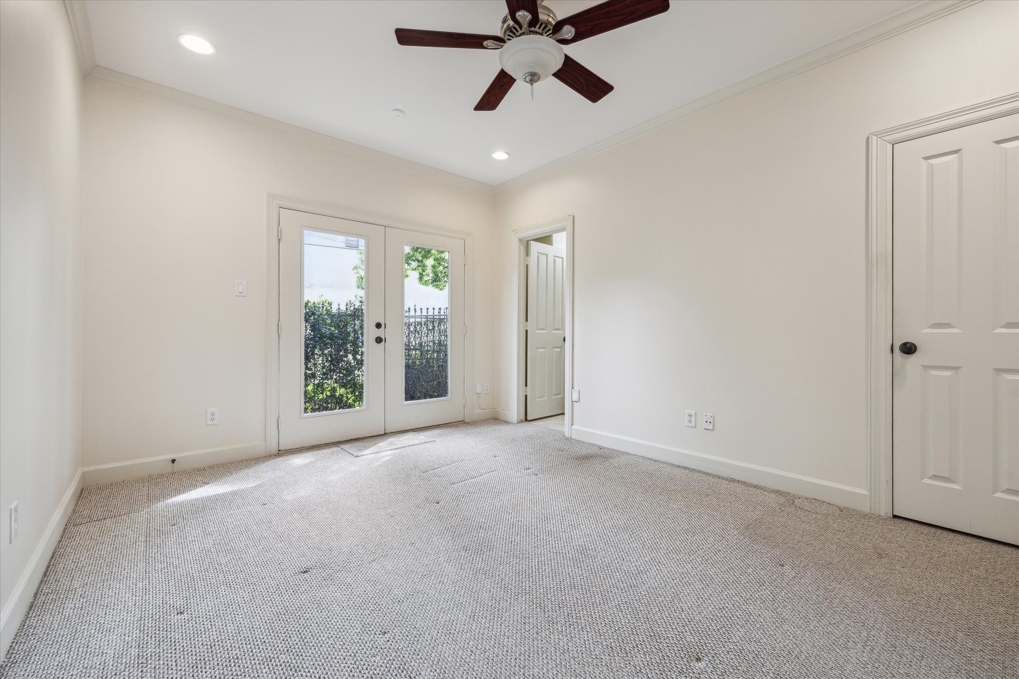 415 Tuam Street Houston, TX 77006 - Photo 20 of 21 an empty room with windows and fan