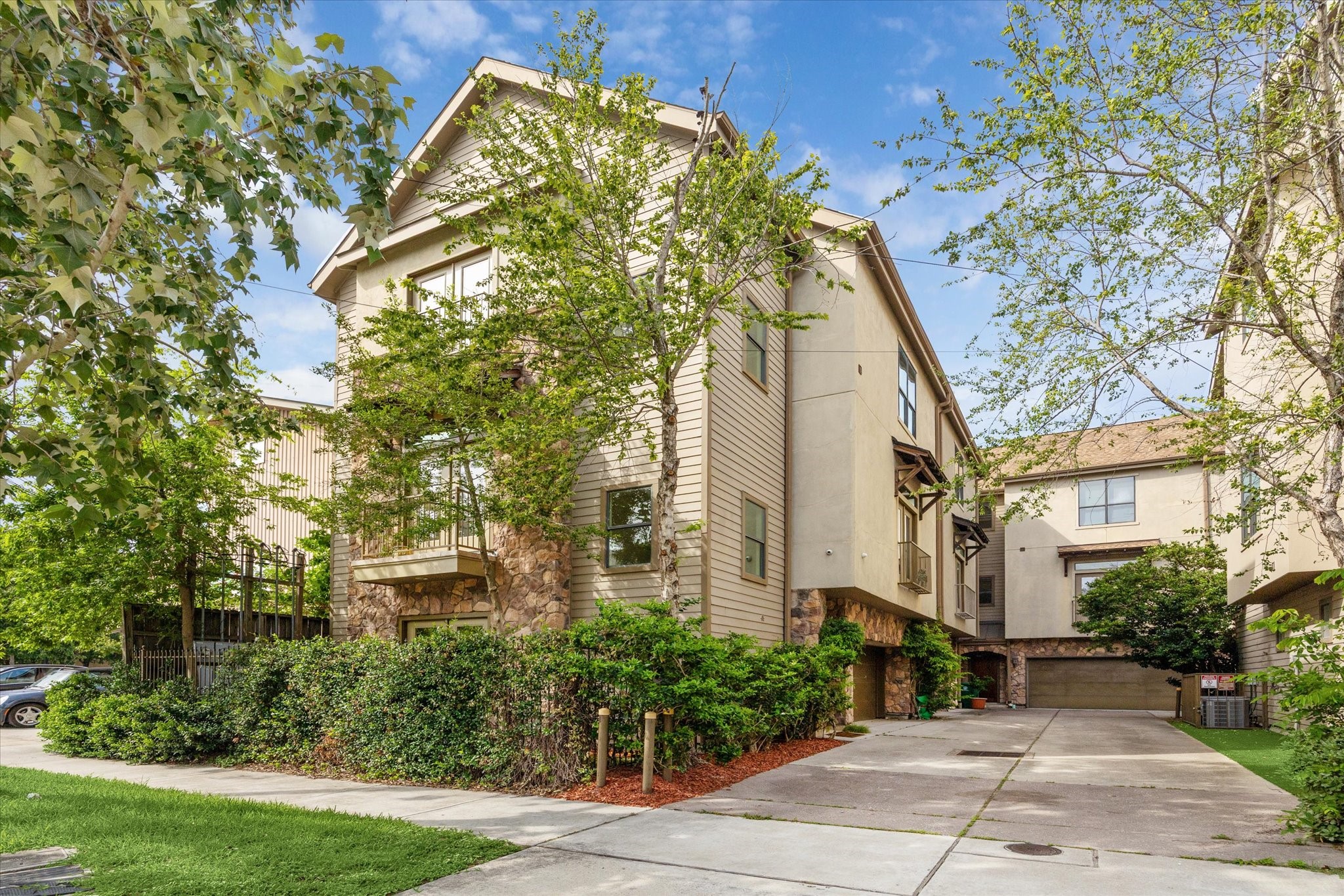 415 Tuam Street Houston, TX 77006 - Photo 3 of 21 a front view of a house with garden