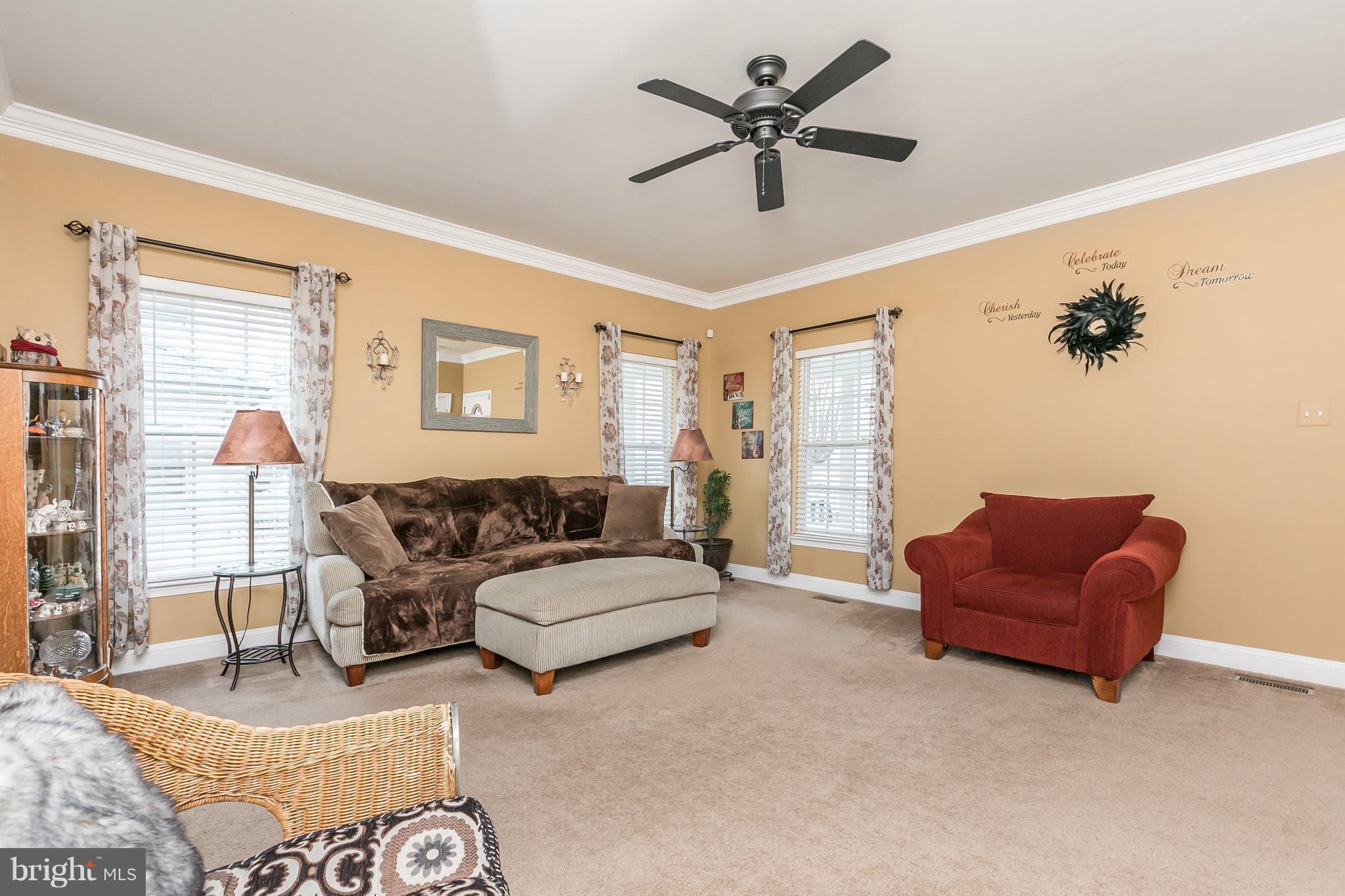 303 Riverside Drive Baltimore, MD 21221 - Photo 5 of 29 Living Room