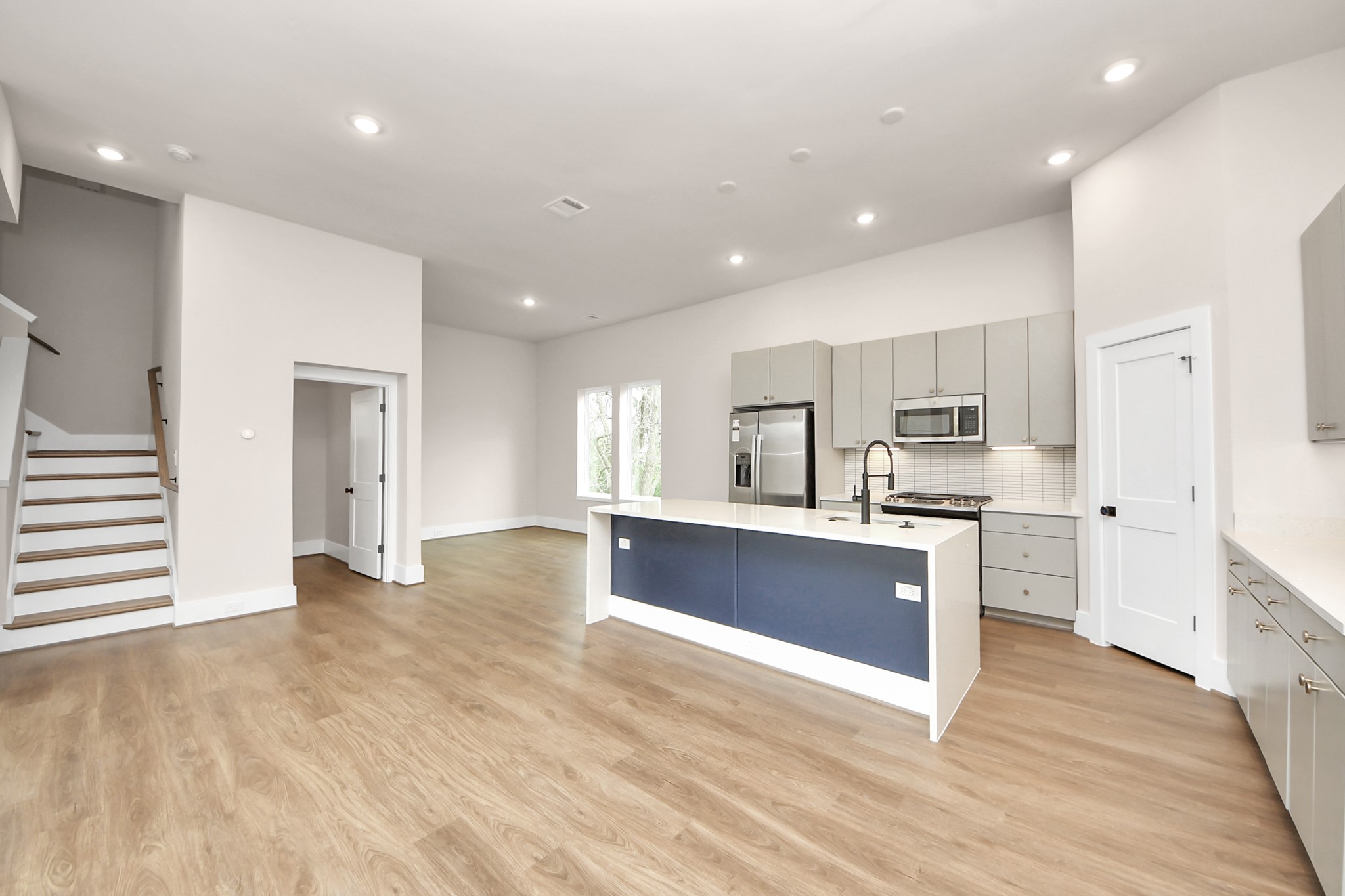 783 Mansfield Street Houston, TX 77091 - Photo 12 of 40 a large kitchen with stainless steel appliances kitchen island granite countertop a stove a sink and a refrigerator