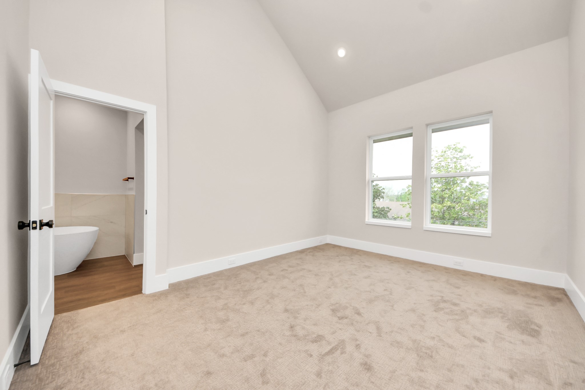 783 Mansfield Street Houston, TX 77091 - Photo 28 of 40 an empty room with windows and bathroom