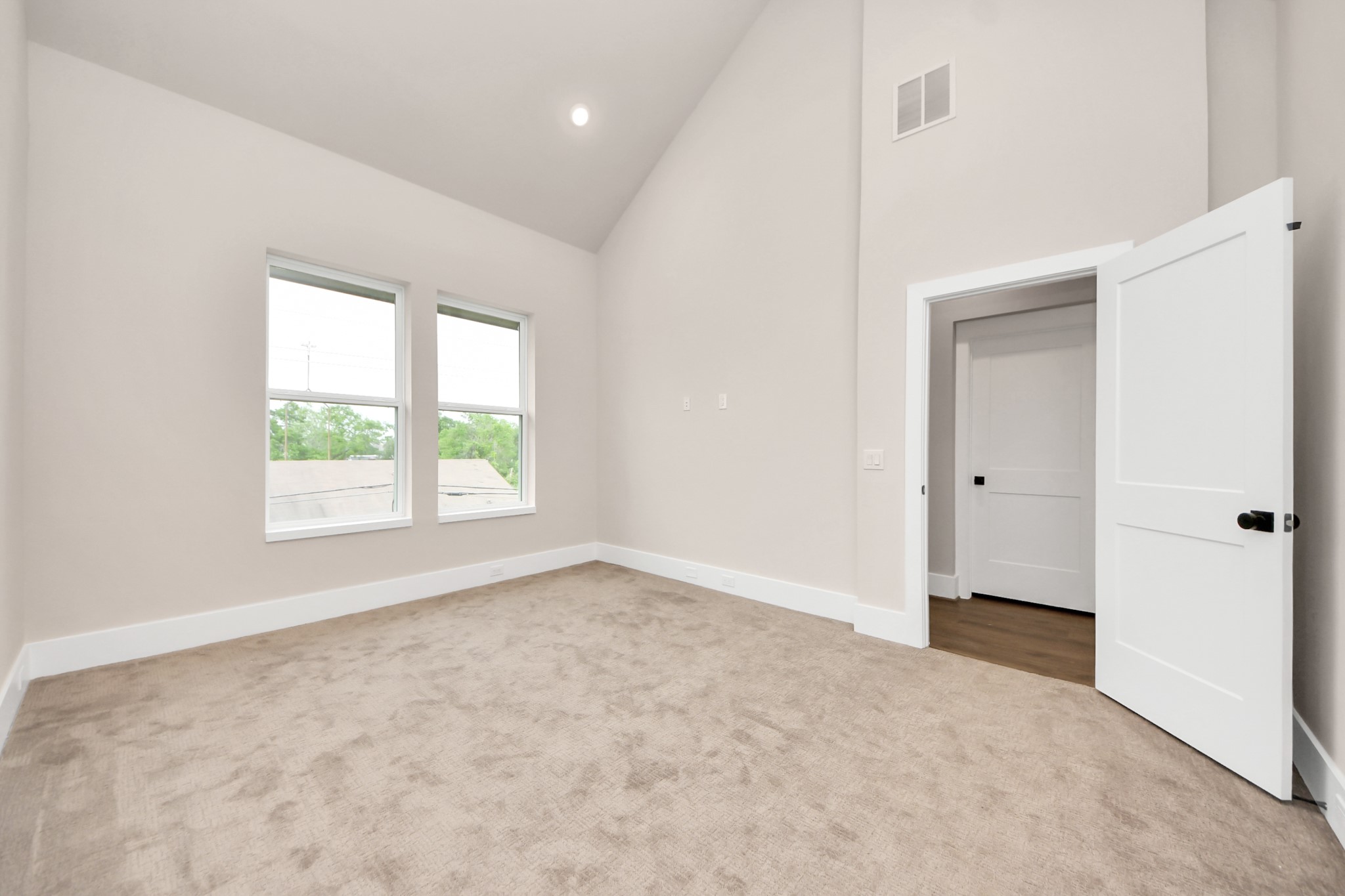 783 Mansfield Street Houston, TX 77091 - Photo 29 of 40 an empty room with windows and closet
