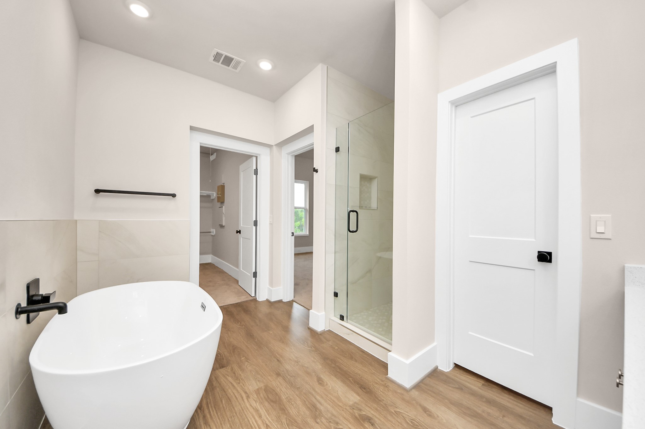 783 Mansfield Street Houston, TX 77091 - Photo 36 of 40 a spacious bathroom with a bathtub and a sink