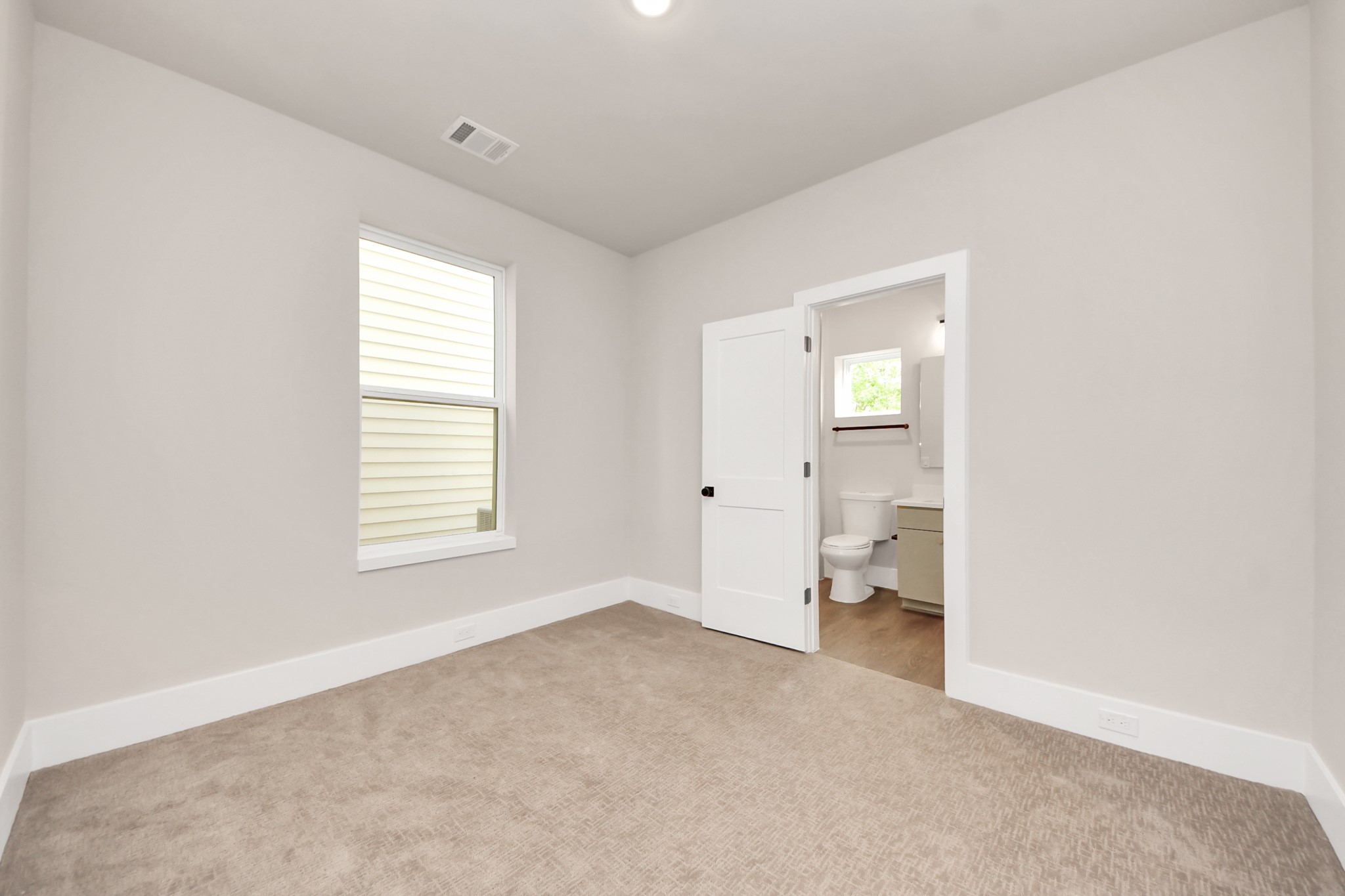 783 Mansfield Street Houston, TX 77091 - Photo 5 of 40 an empty room with a bathroom and a window
