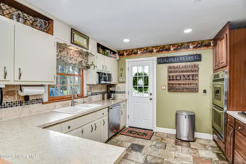 $795,000 | 21 La Valley Drive, Manalapan, NJ 07726