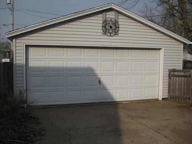 614 Middle Road Camanche, IA 52730 - Photo 3 of 32 Gallery Image 3