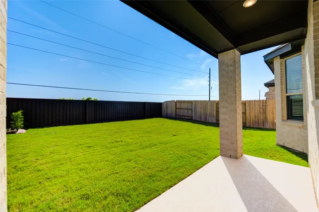 a view of a back yard