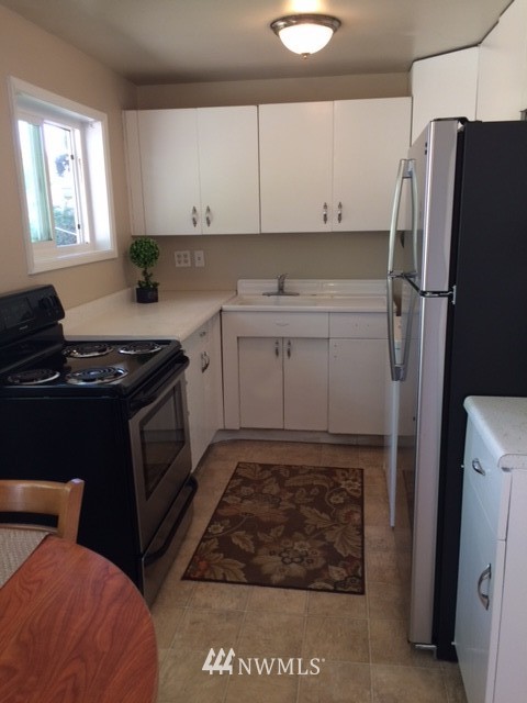 3525 Northeast 7th Place Renton, WA 98056 - Photo 5 of 15