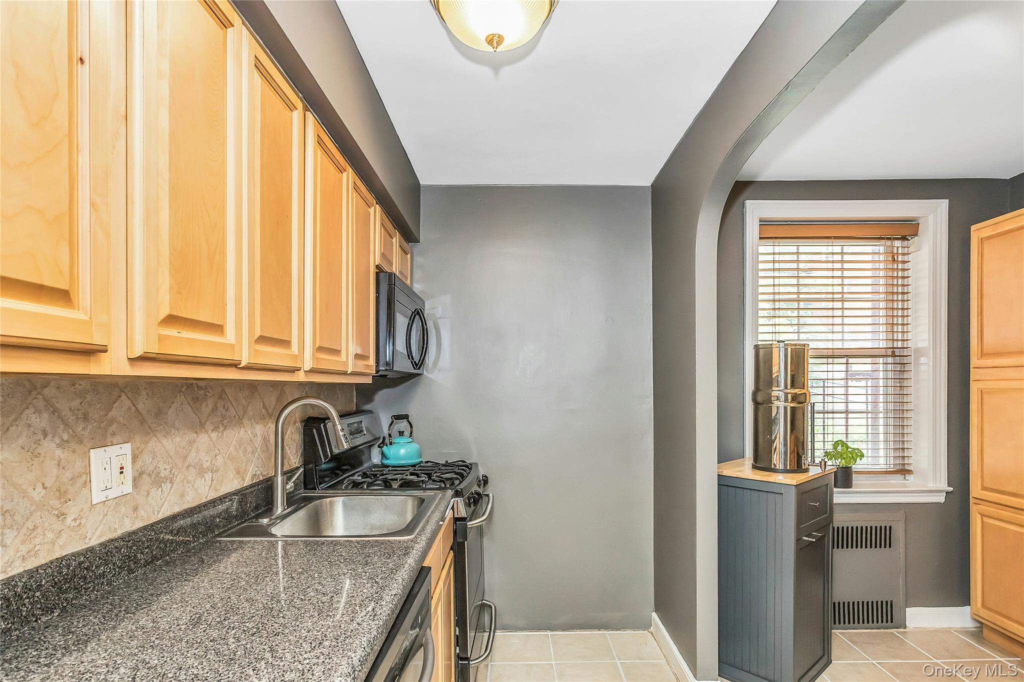 8 Welwyn Road, Unit 2F Great Neck, NY 11021 - Photo 8 of 23