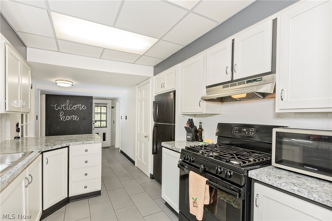1761 Oakmount Road South Euclid, OH 44121 - Photo 8 of 33 gas stove, all appliances stay