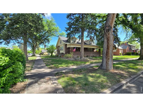 a view of a house with backyard