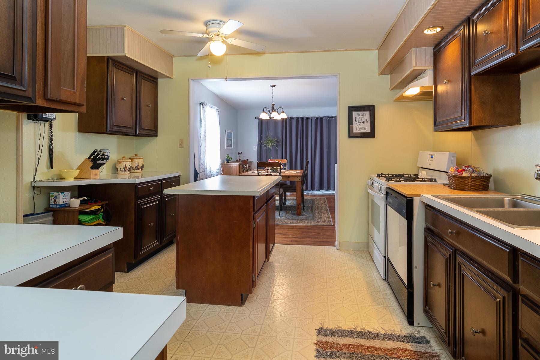 832 Gunnison Road York, PA 17404 - Photo 5 of 35