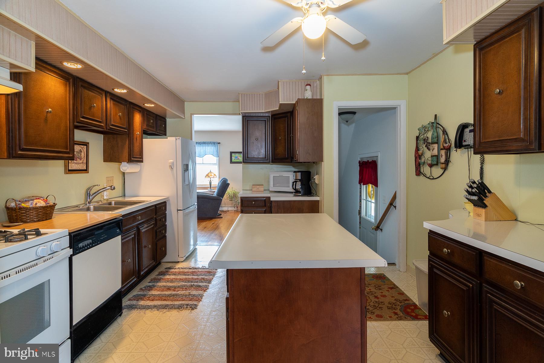 832 Gunnison Road York, PA 17404 - Photo 7 of 35