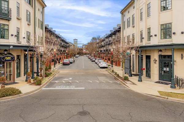 $395,000 | 275 Island Village Drive, Memphis, TN 38103