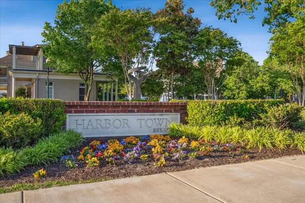 $395,000 | 275 Island Village Drive, Memphis, TN 38103