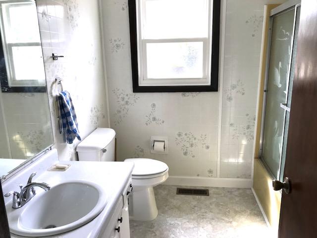2008 Indian Ridge Road Johnson City, TN 37604 - Photo 7 of 14 Bathroom
