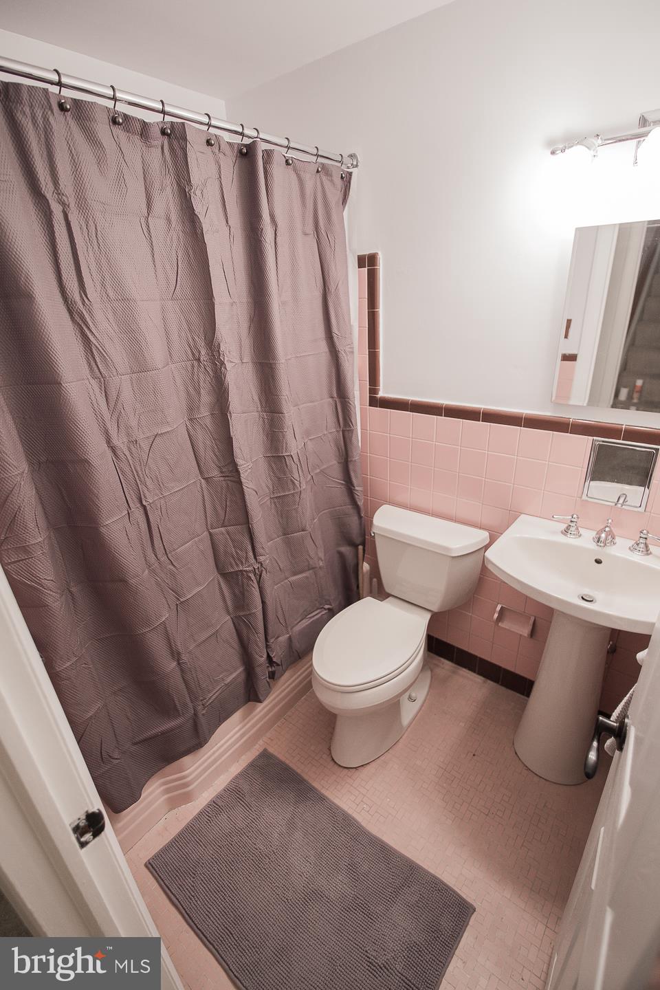 4003 Byron Road Wilmington, DE 19802 - Photo 17 of 22 Main Floor Bath