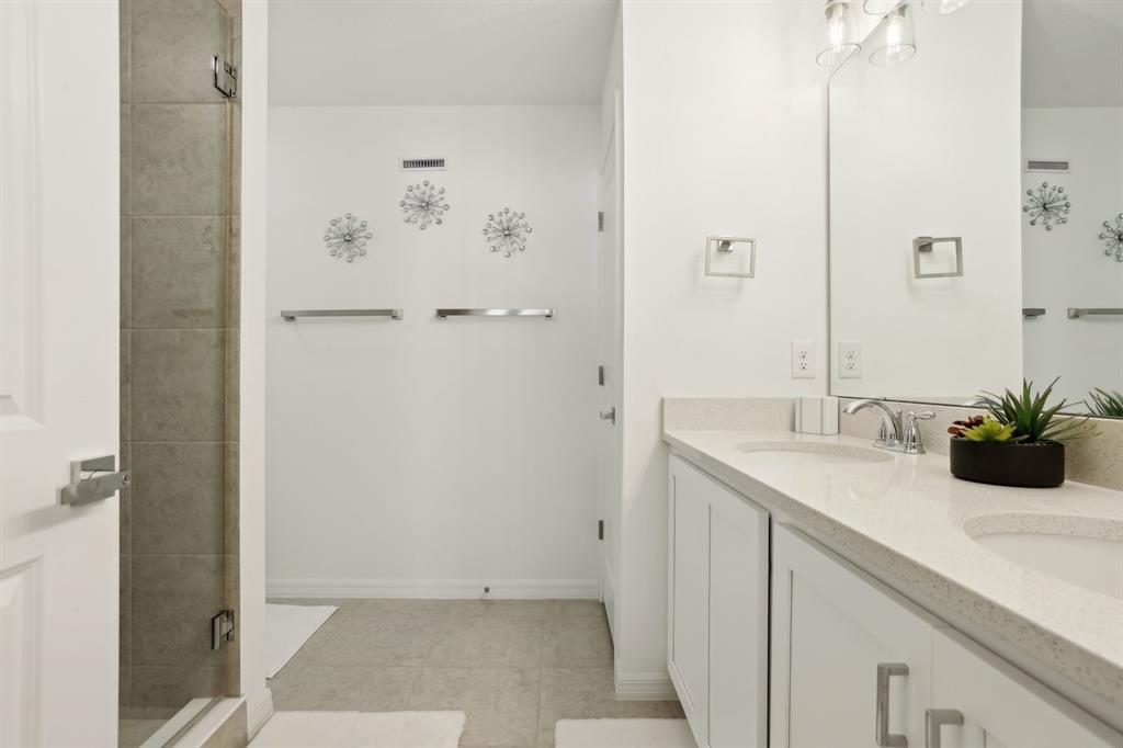 646 Longboat Drive Davenport, FL 33896 - Photo 12 of 41 a bathroom with a sink and a mirror