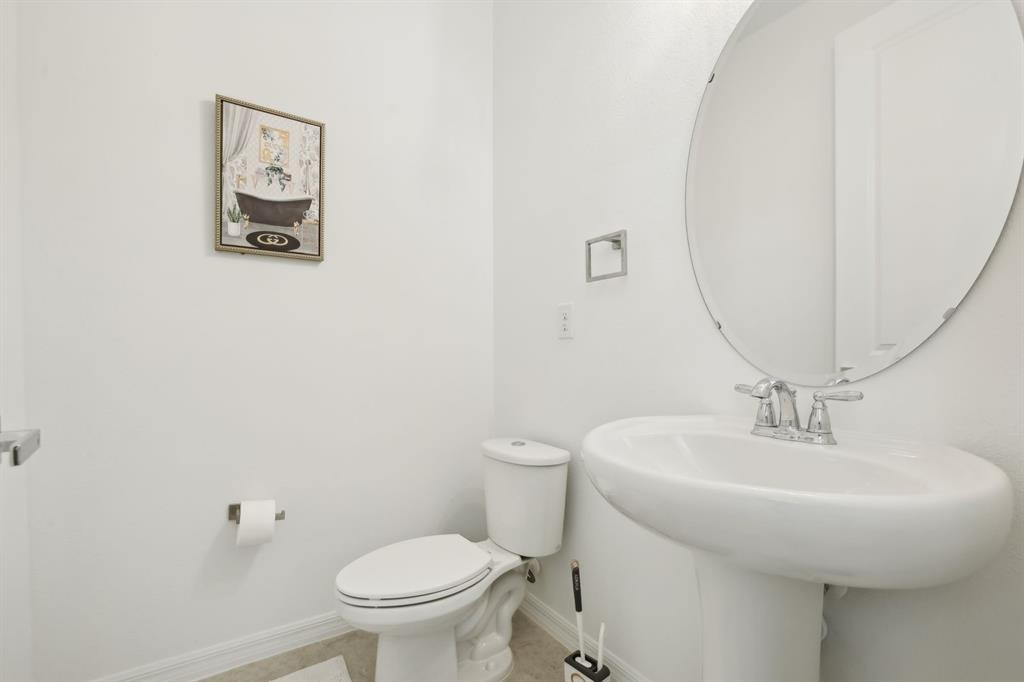 646 Longboat Drive Davenport, FL 33896 - Photo 17 of 41 a bathroom with a toilet a sink and mirror