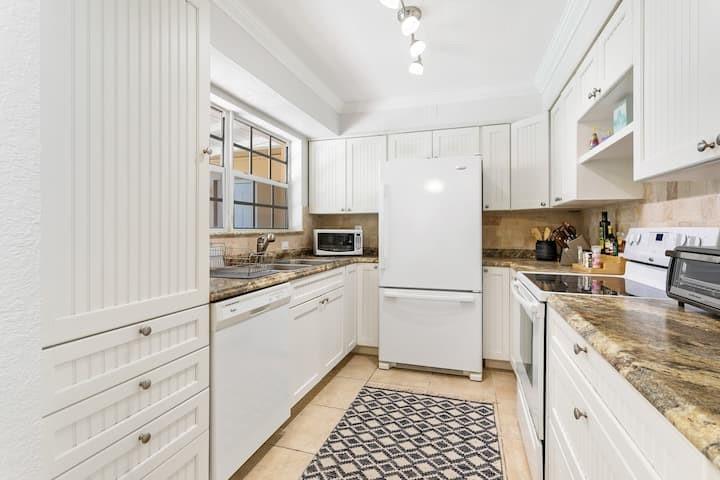 646 Longboat Drive Davenport, FL 33896 - Photo 8 of 41 a kitchen with granite countertop cabinets and appliances