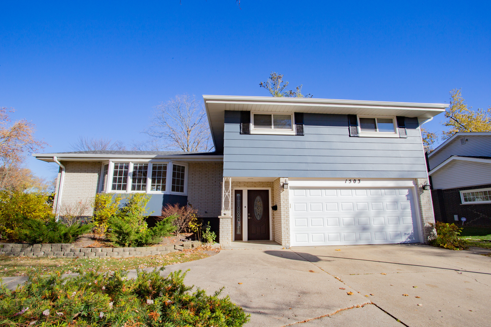 1503 Executive Lane Glenview, IL 60026 - Photo 2 of 40 a front view of a house with a yard