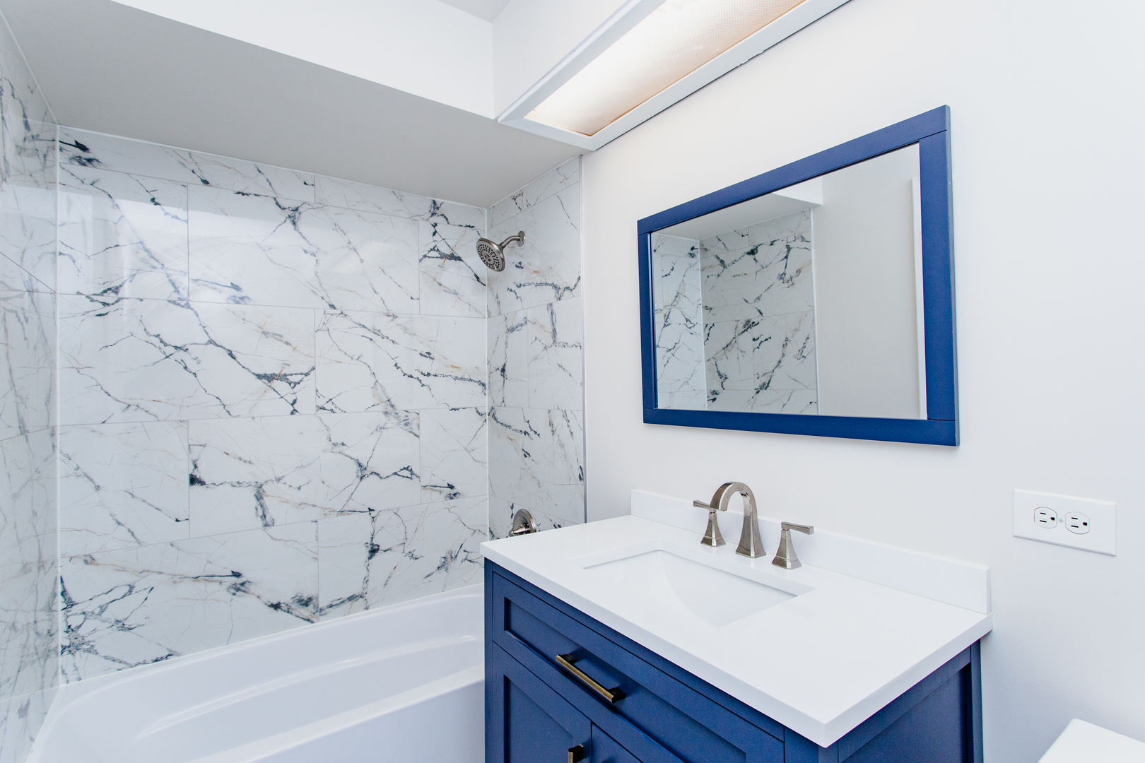 1503 Executive Lane Glenview, IL 60026 - Photo 25 of 40 a bathroom with a bathtub and a sink