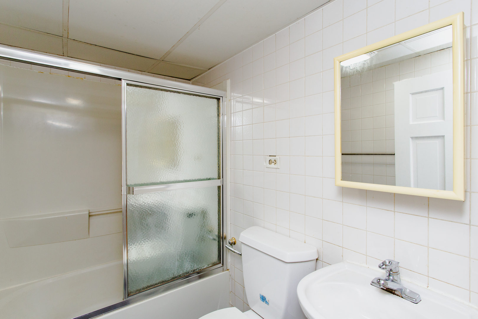 1503 Executive Lane Glenview, IL 60026 - Photo 30 of 40 a bathroom with a shower and a sink