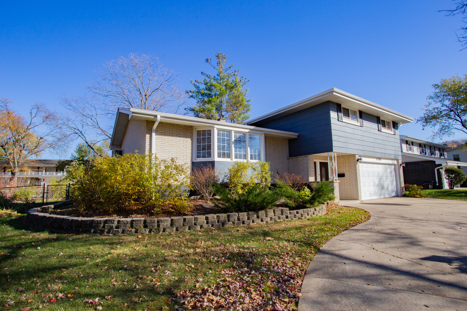 1503 Executive Lane Glenview, IL 60026 - Photo 3 of 40 a front view of a house with a garden