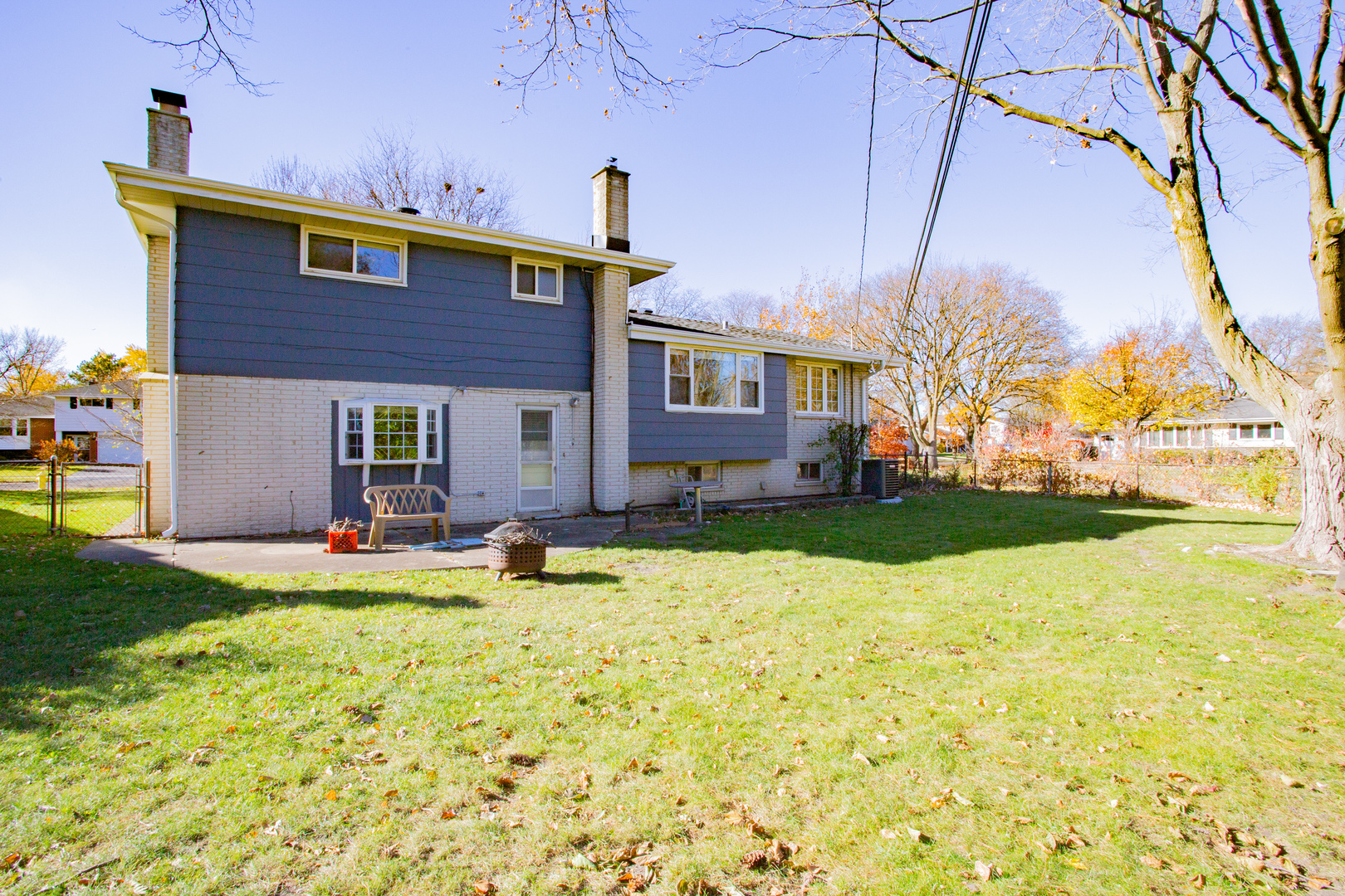 1503 Executive Lane Glenview, IL 60026 - Photo 6 of 40 a view of a house with swimming pool