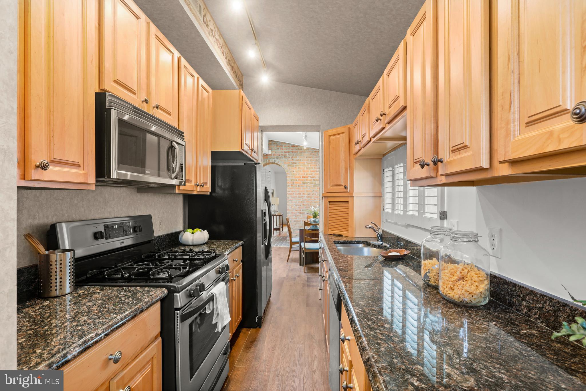 2828 O Donnell Street Baltimore, MD 21224 - Photo 14 of 38 Kitchen with granite & SS appliaces