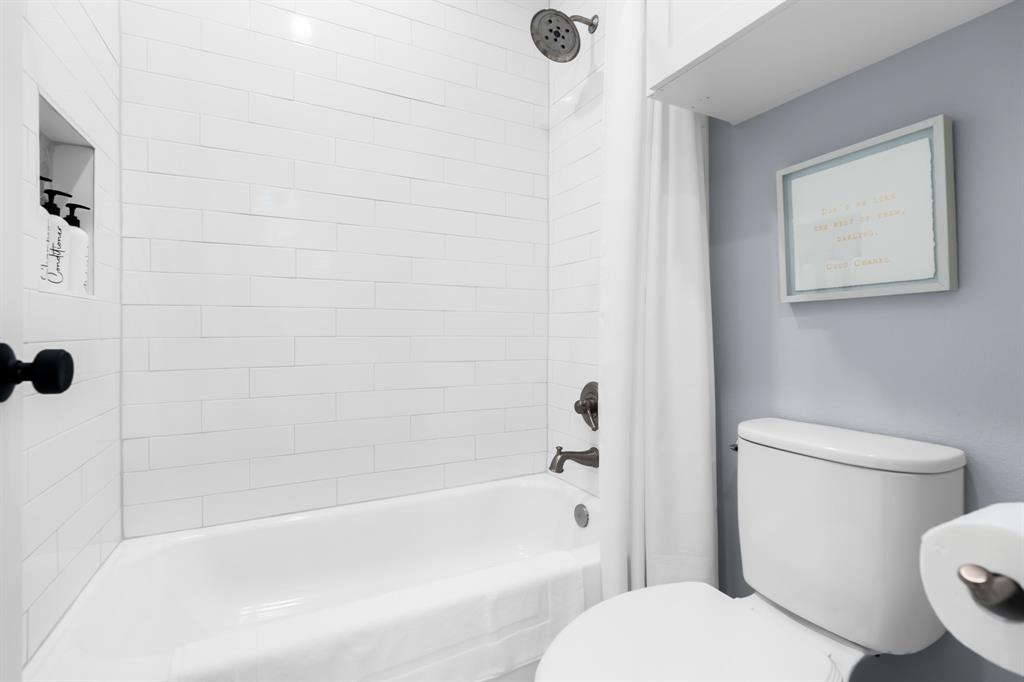 421 Proctor Avenue Waco, TX 76708 - Photo 25 of 28 a bathroom with a toilet and a bathtub