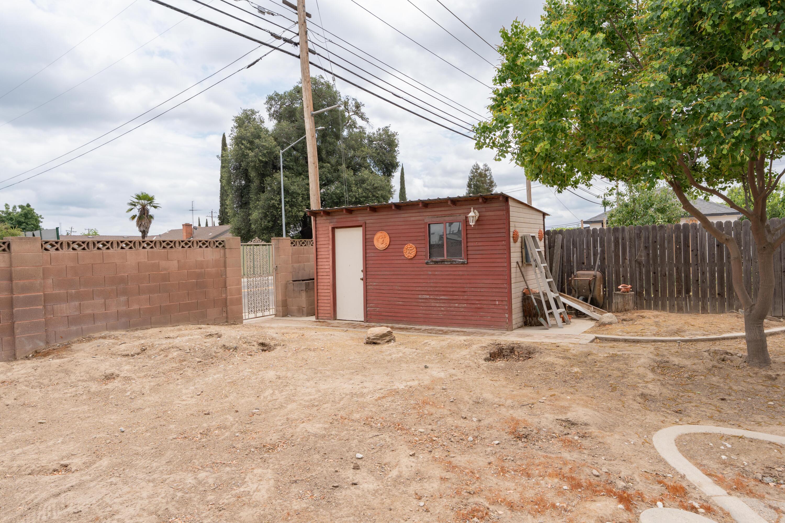 570 North Birch Avenue Reedley, CA 93654 - Photo 47 of 52 a backyard of a house with lake view and a potted plant