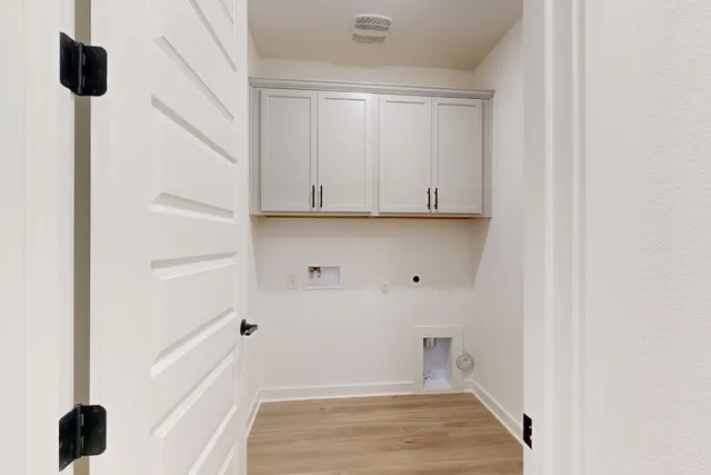 a view of empty room with a kitchen