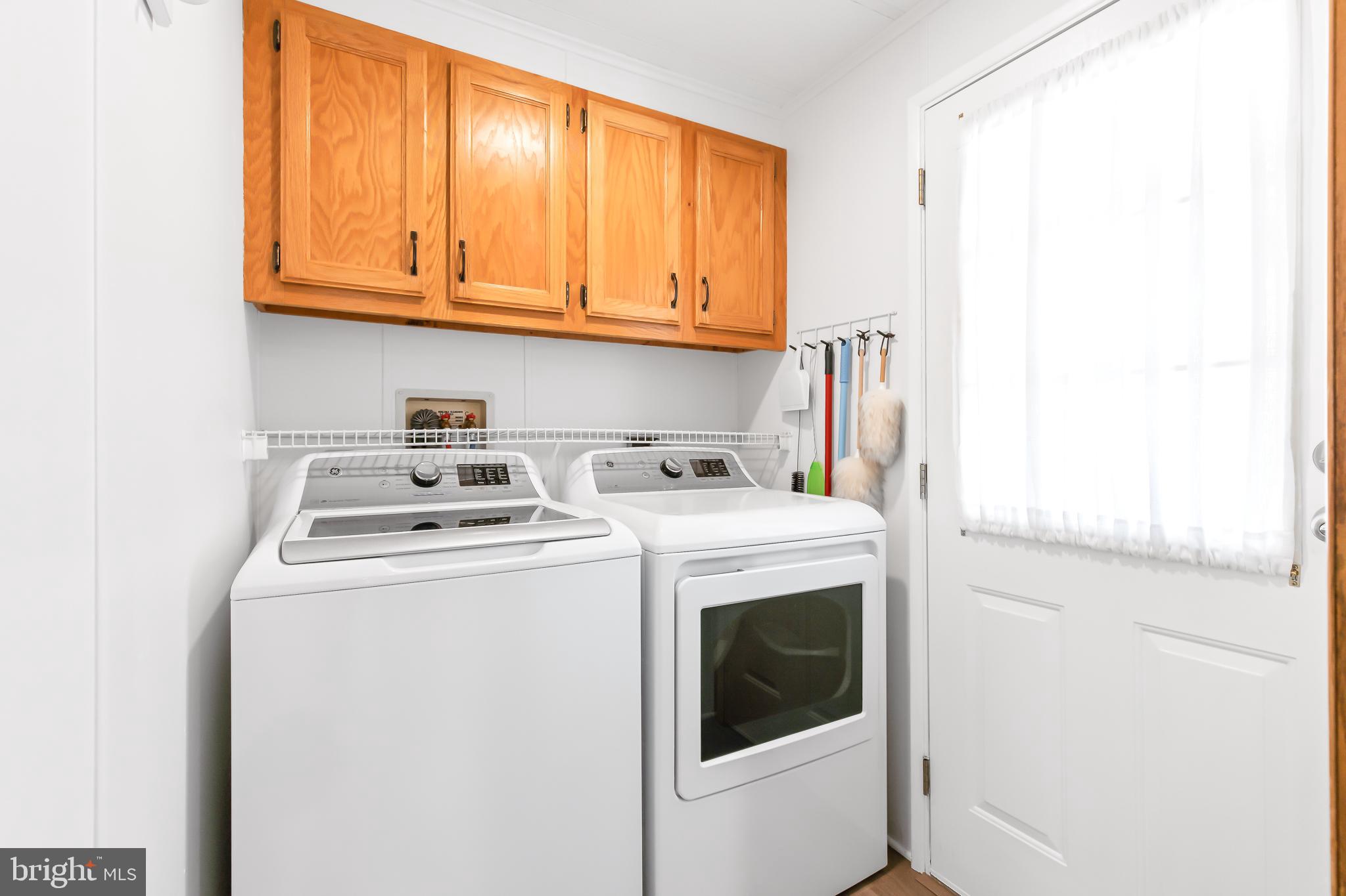 411 Maple Avenue Manheim, PA 17545 - Photo 17 of 35 a utility room with dryer and washer