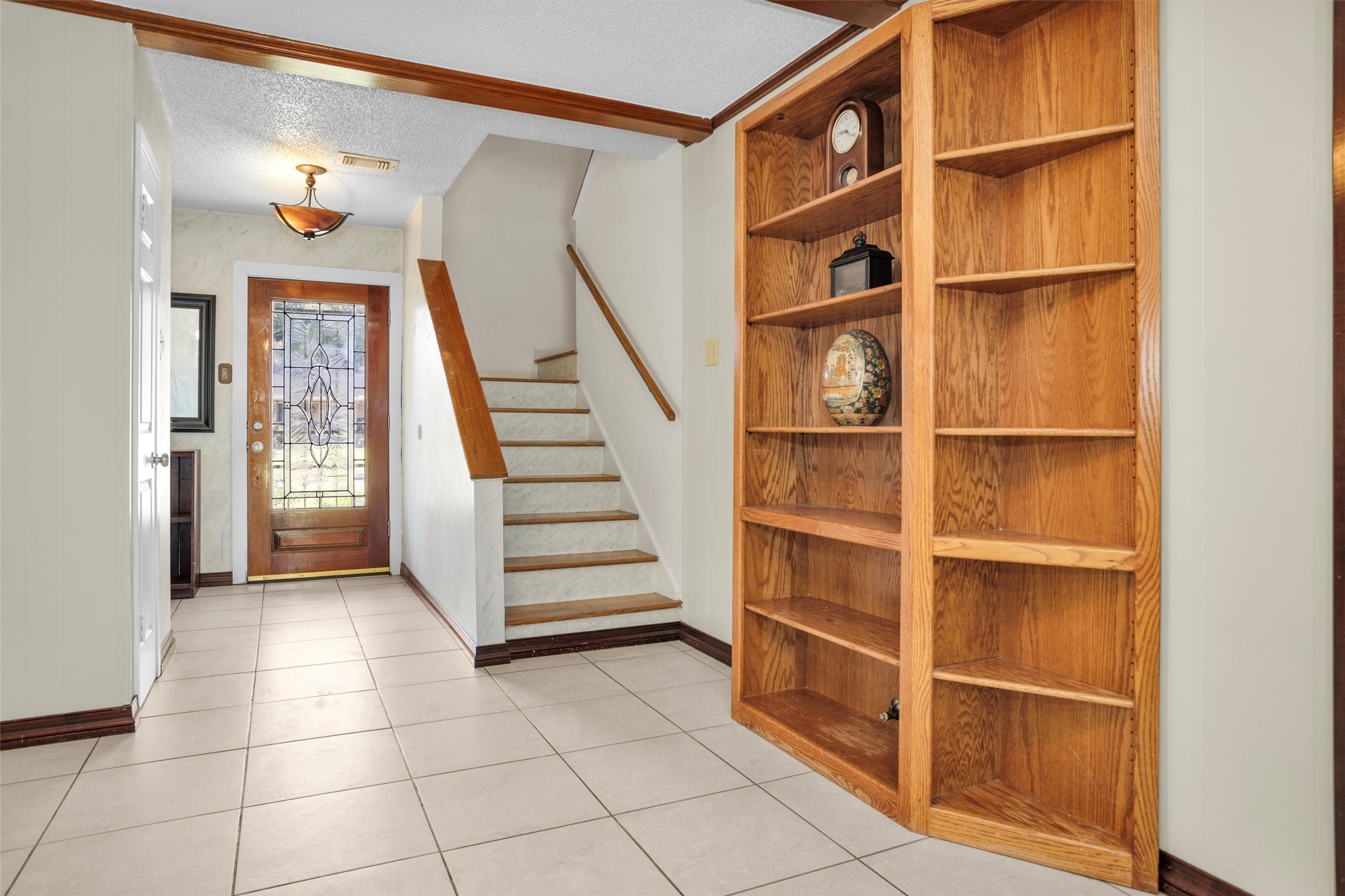 1102 Mosher Lane Houston, TX 77088 - Photo 5 of 50 a view of an entryway with workspace