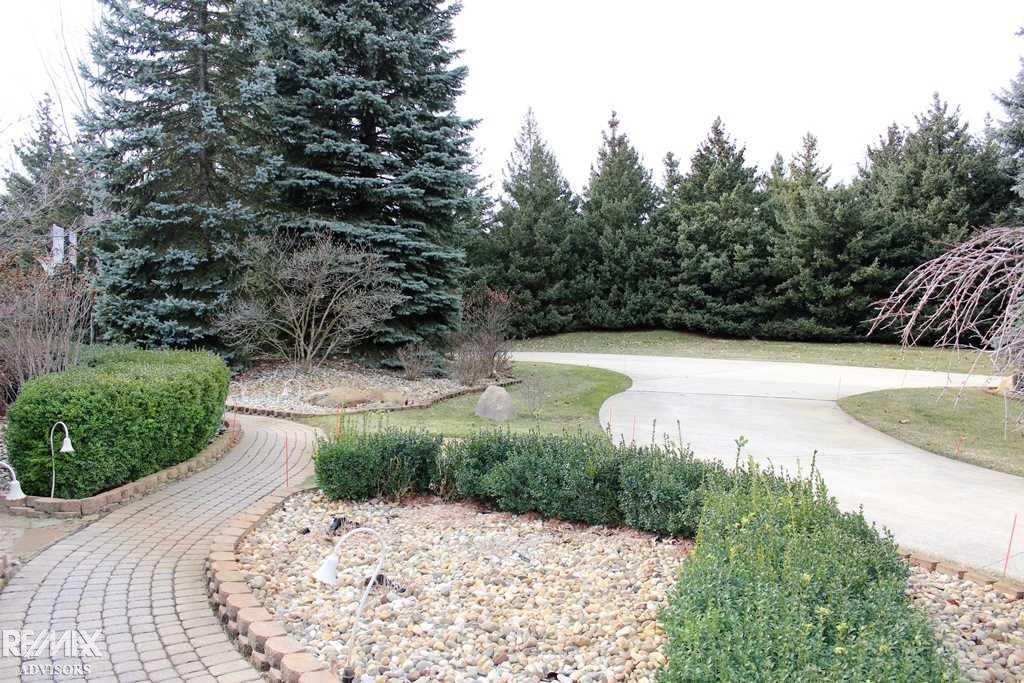 5556 Abbey Drive Rochester, MI 48306 - Photo 7 of 75 31313650-6.JPG