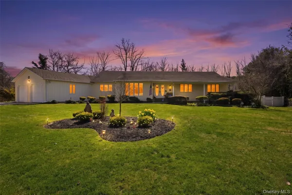 $1,500,000 | 8 Penn Drive, Dix Hills, NY 11746