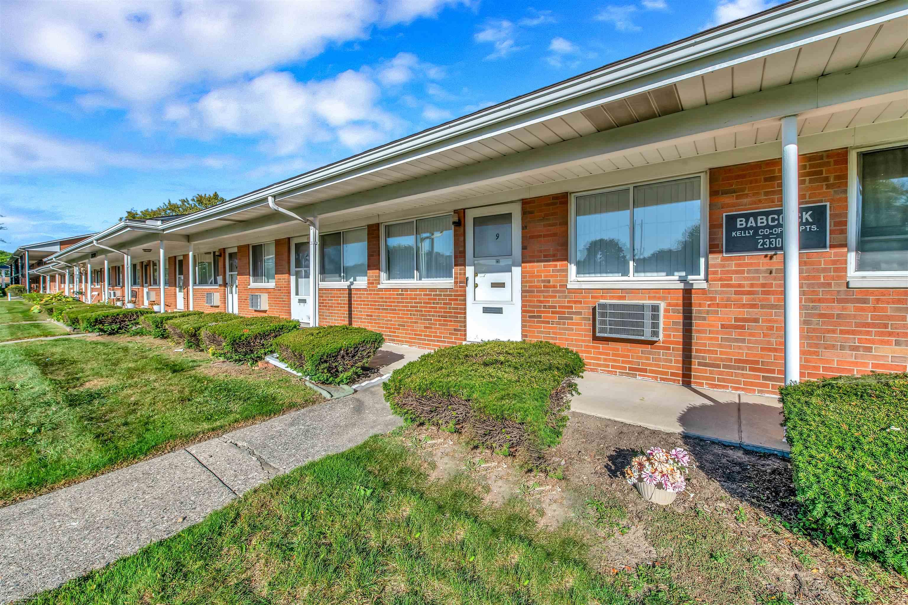 23300 Kelly Road, Unit 9 Eastpointe, MI 48021 - Photo 2 of 14