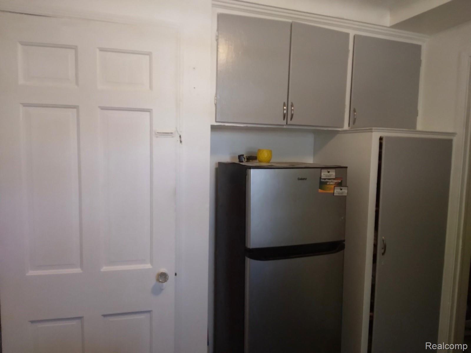 16741 Evergreen Road Detroit, MI 48219 - Photo 5 of 7 Evergreen Stove.jpeg