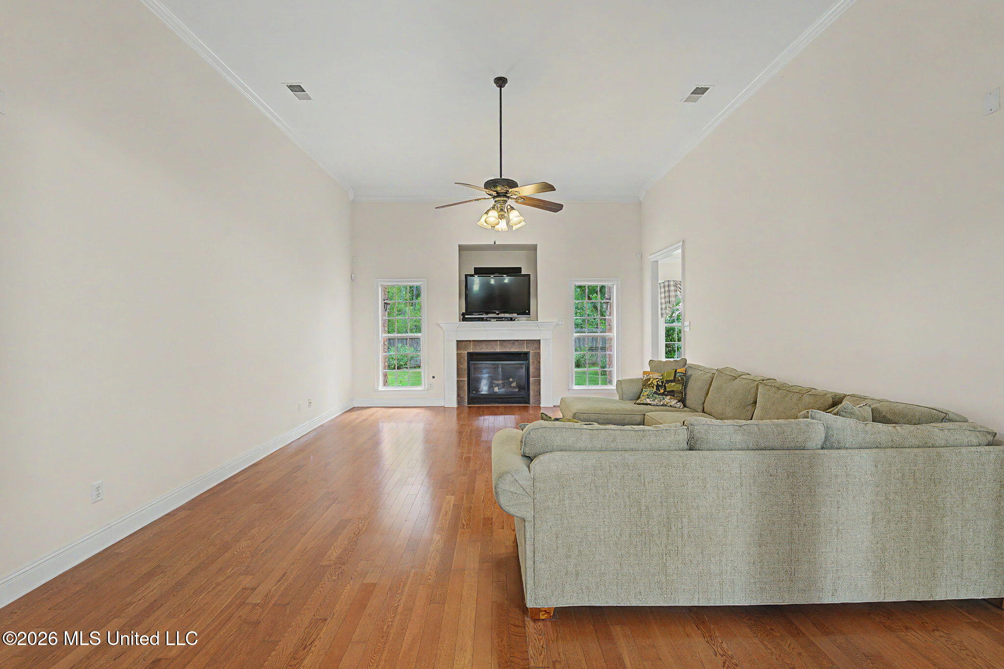704 Shadow View Drive Hernando, MS 38632 - Photo 10 of 49 Living room!