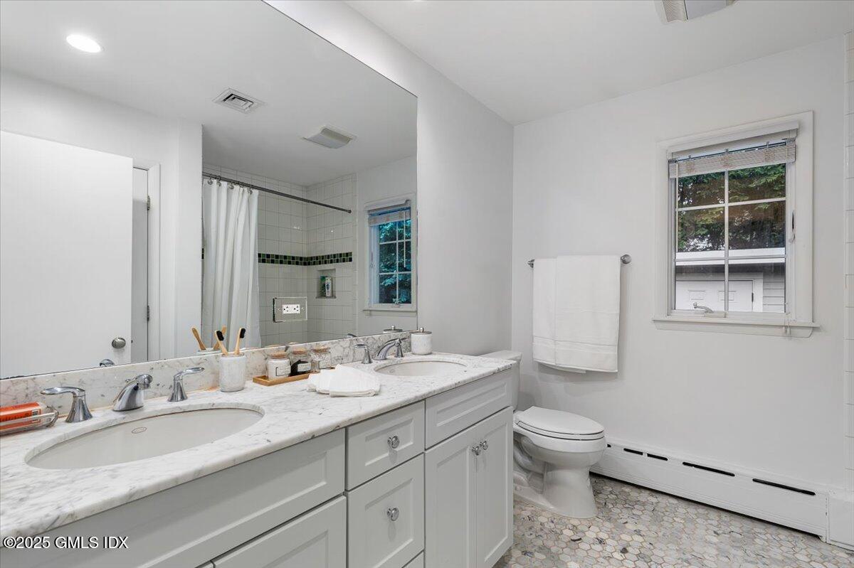 76 Riverside Avenue Riverside, CT 06878 - Photo 17 of 34 Hall bathroom