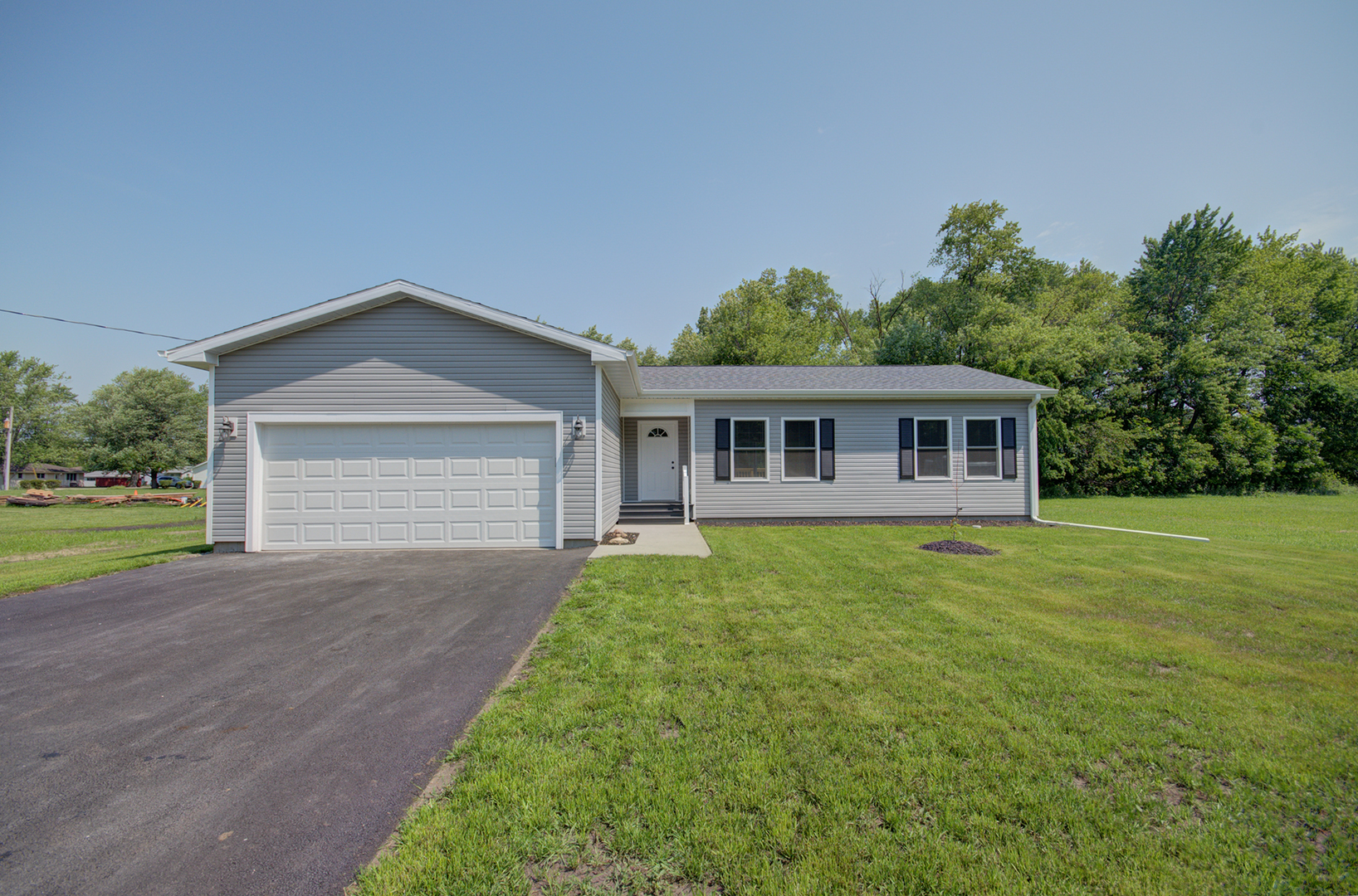 386 West 3rd Street Braidwood, IL 60408 - Photo 30 of 36 a front view of house with yard and green space