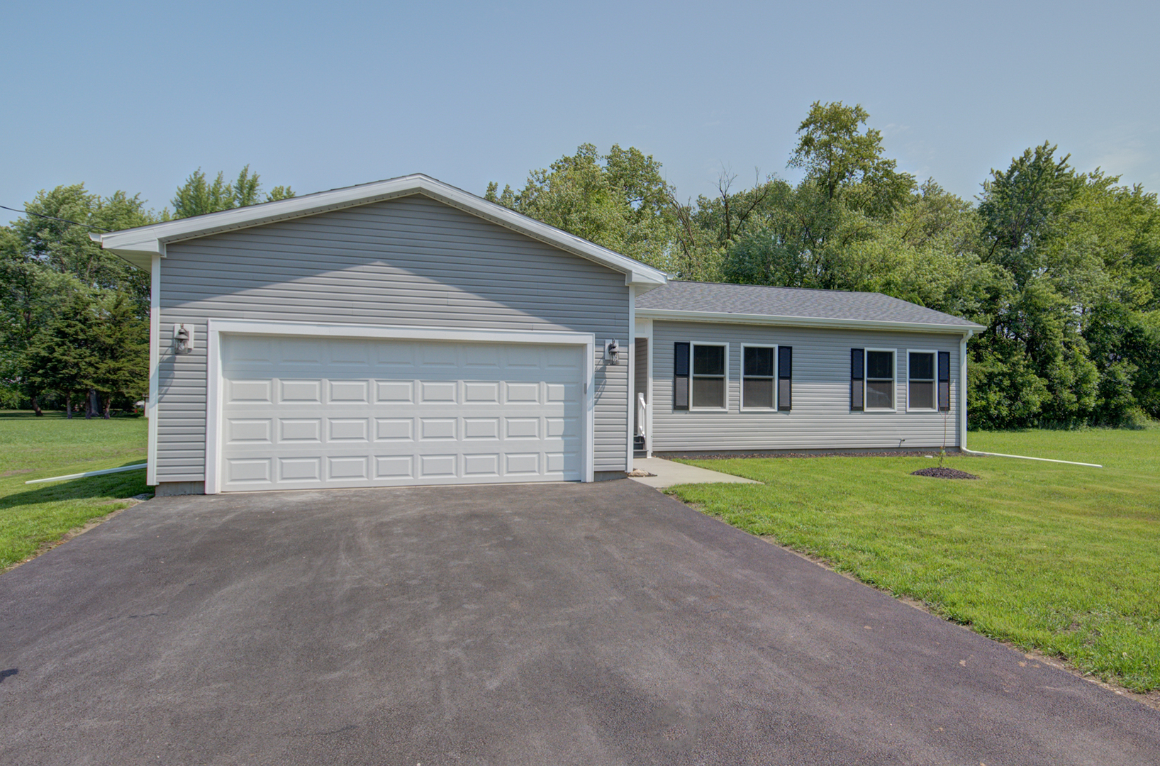 386 West 3rd Street Braidwood, IL 60408 - Photo 31 of 36 a front view of a house with a garden and yard