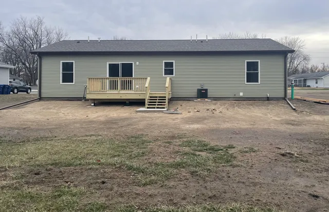 a view of a house with a backyard