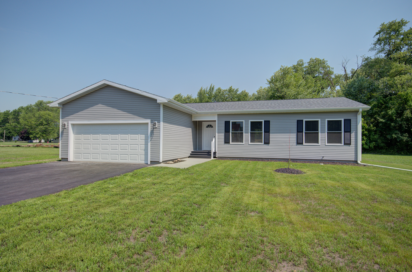 386 West 3rd Street Braidwood, IL 60408 - Photo 6 of 36 a front view of a house with a garden