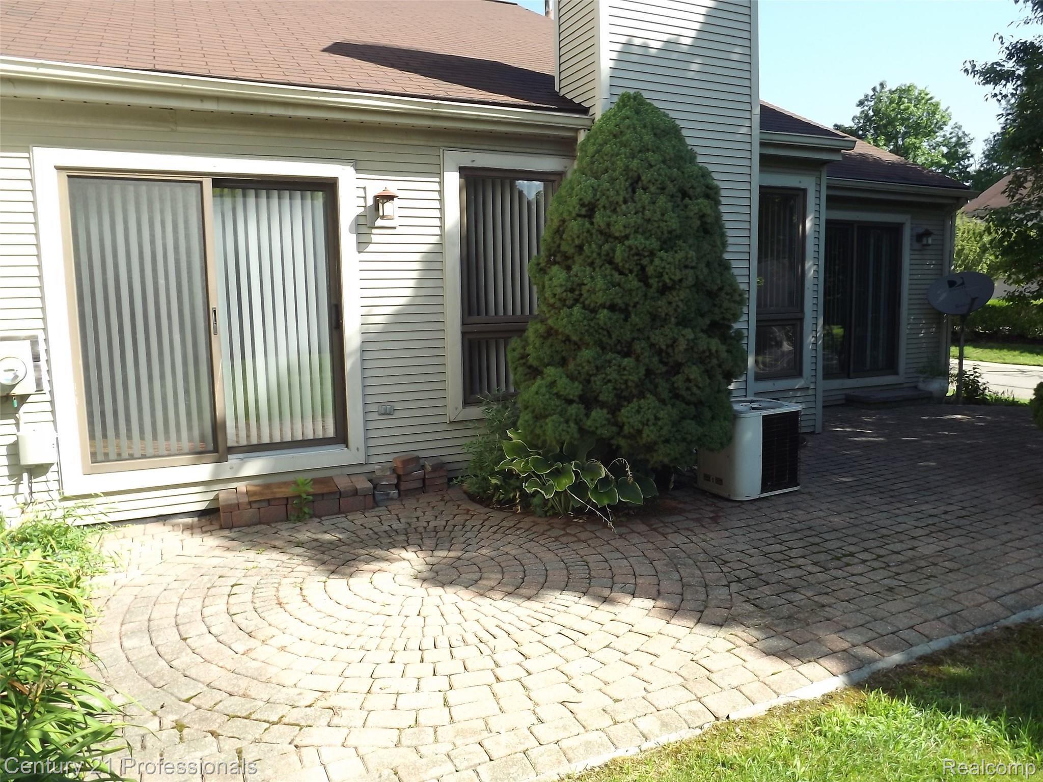 641 Ashley Circle East, Unit 139 Rochester, MI 48307 - Photo 14 of 14 Brick Paver Patio