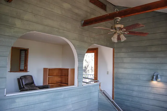 a view of entryway with a window