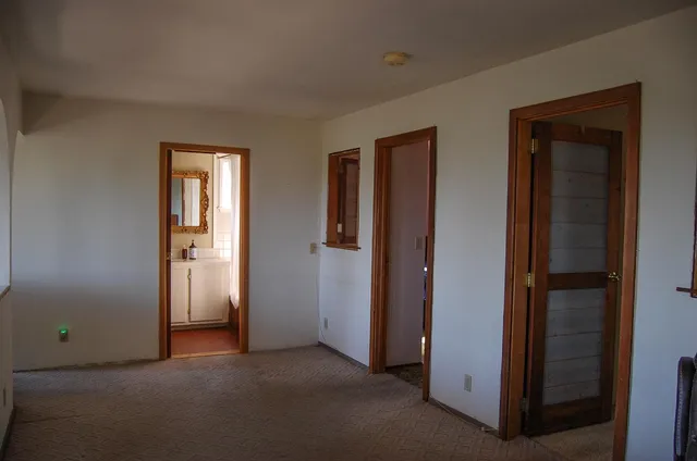 a view of entryway with a balcony